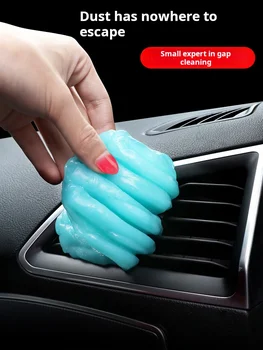 Почистване на салон на автомобил от мека гума с прахосмукачка, за да премахнете прах и замърсявания. Многофункционално почистване на автомобил